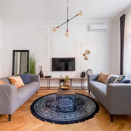 Style & Harmony In The Absolute Center Of Appartamento Budapest