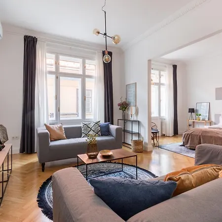 Style & Harmony In The Absolute Center Of * 부다페스트