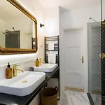 Apartament Style & Harmony In The Absolute Center Of
